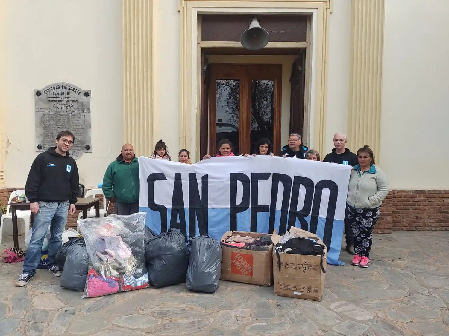 Filial Racing Club colaboró con la campaña de invierno del Merendero Benefactora