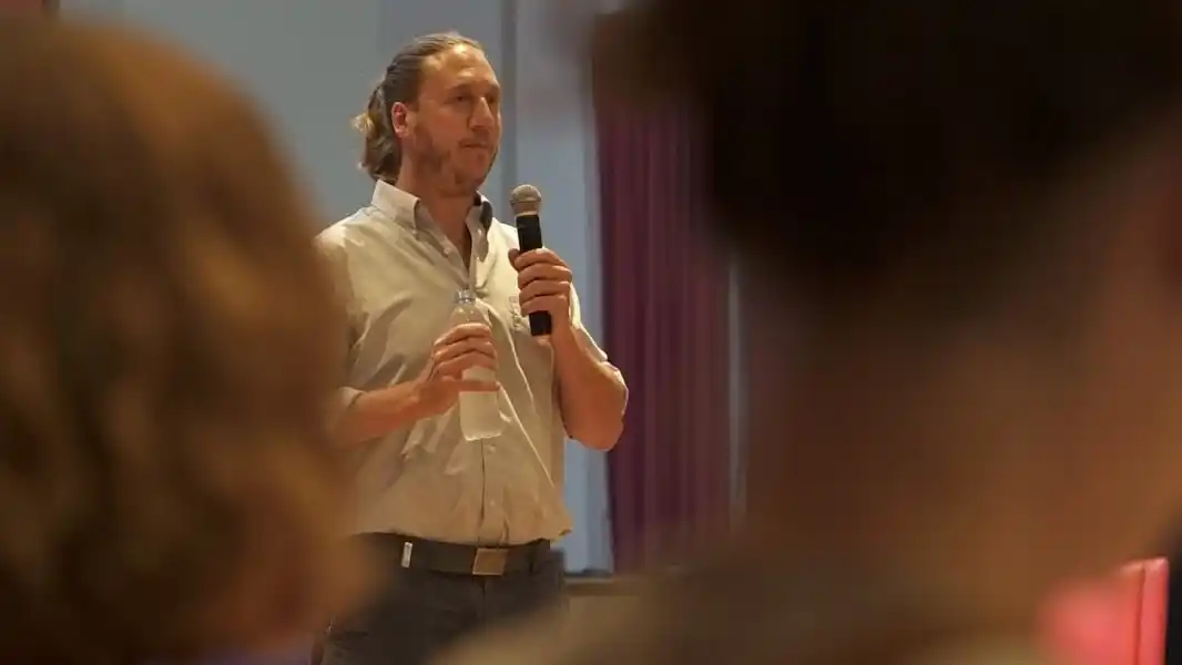 Desde el piaggismo señalan "una disputa política histórica"