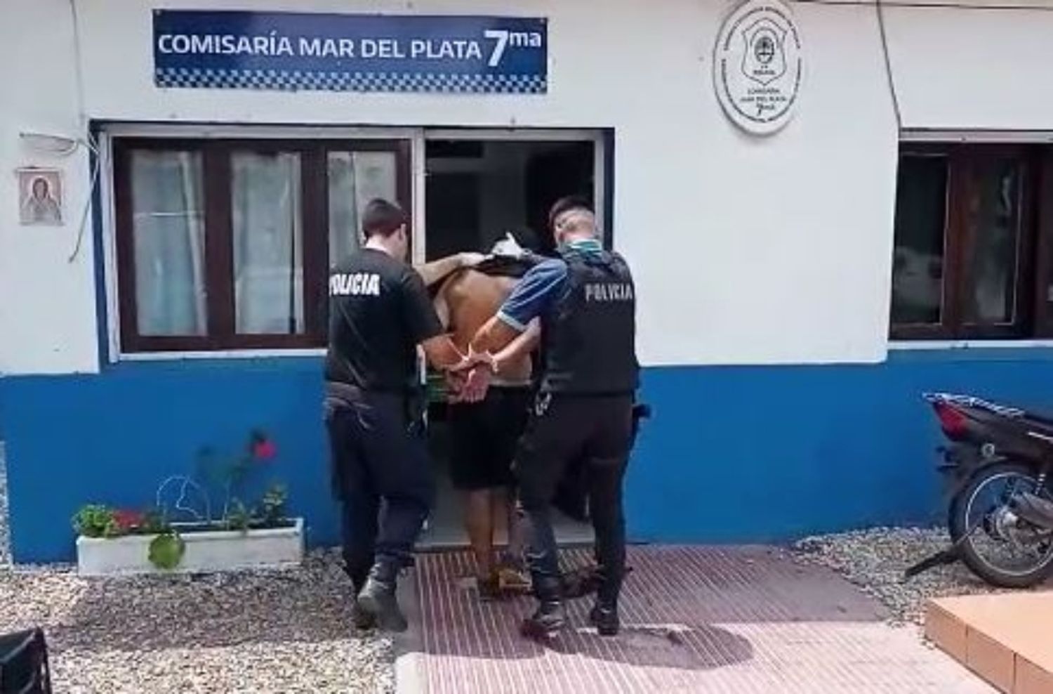 Sorprendió a una mujer en plena avenida y le robó el celular