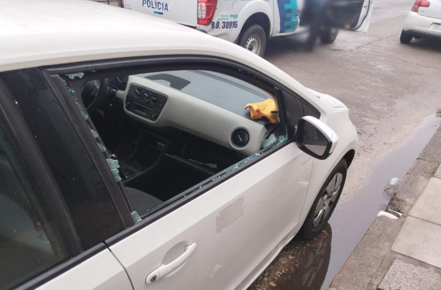 Reventó el vidrio de un auto, huyó y lo capturaron 