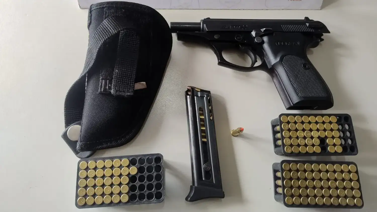 Detuvieron a un hombre con una pistola y más de cien municiones