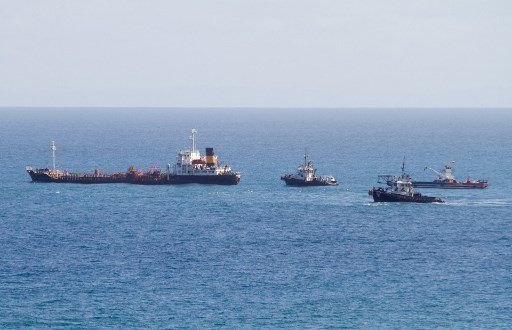 Por temor a un DESASTRE AMBIENTAL, Venezuela remolca buque petrolero varado en Margarita