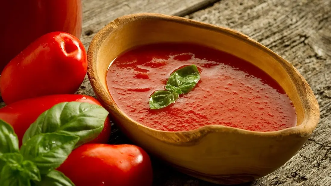 El secreto del bicarbonato en la salsa de tomate: por qué lo recomiendan y qué cambia en el sabor