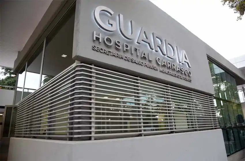 Un policía resultó herido al intentar detener a un delincuente que rompía autos: le dio un fuerte golpe en el rostro