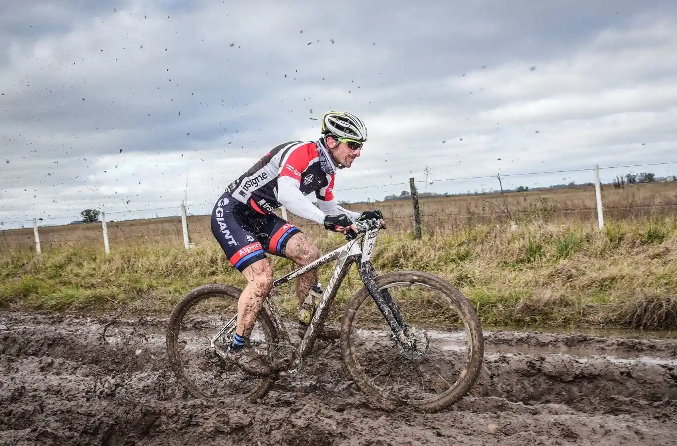 Entre el pedal y la cosechadora