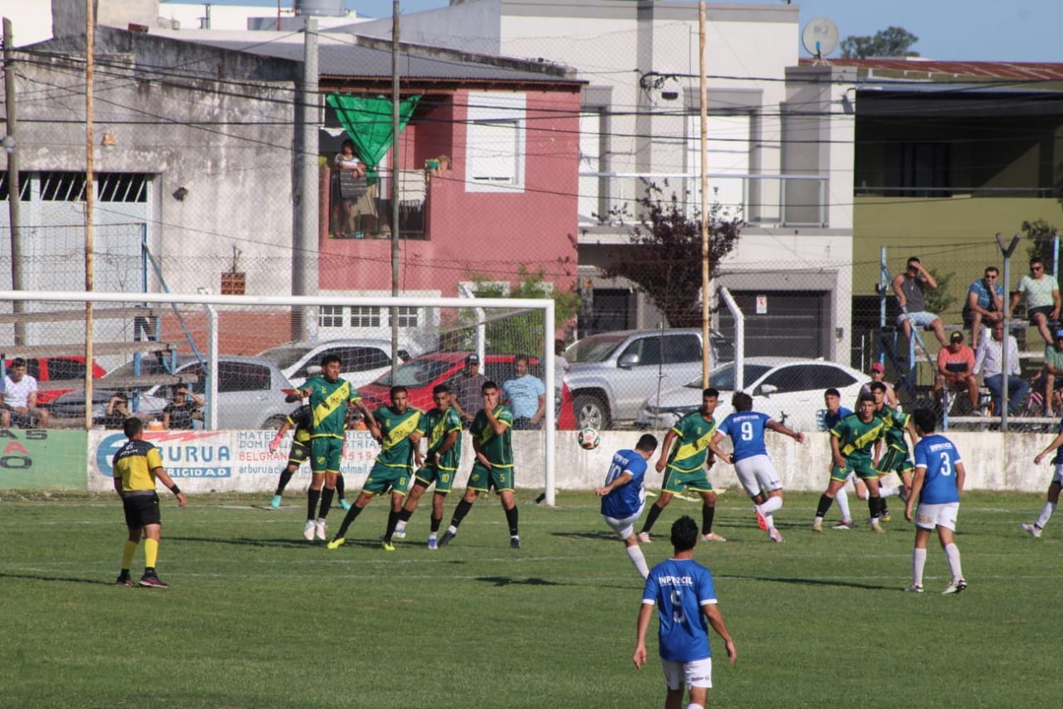 Espectacular tiro libre de Sebastián Demetrio González. Con mucha rosca se le clavó en el ángulo de Facundo Córdoba. En el segundo tiempo el "10" de Sportiva pondría el gol del triunfo. El "millo" ya está en la punta.