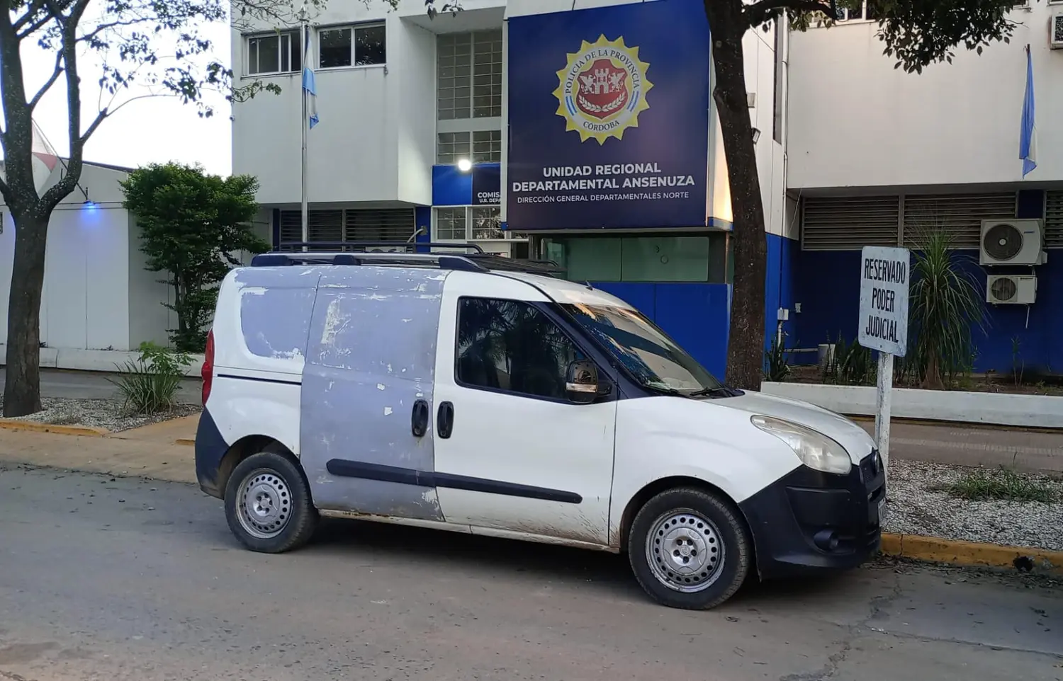 Dejó la llave puesta en la camioneta, se descuidó y se la robaron