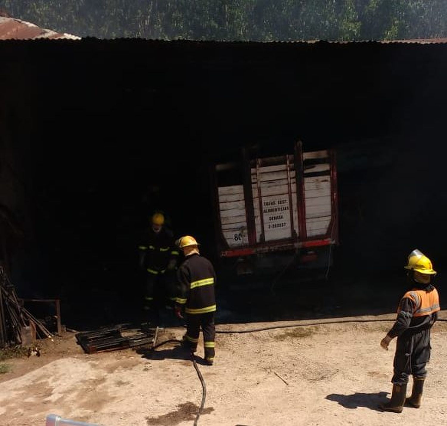 Importantes pérdidas en una granja por el incendio de un camión cargado con huevos