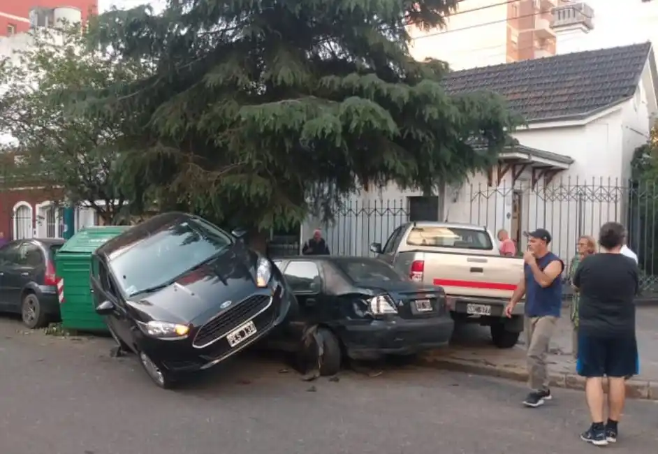 Terrible choque entre una camioneta y un auto en el macrocentro de la ciudad
