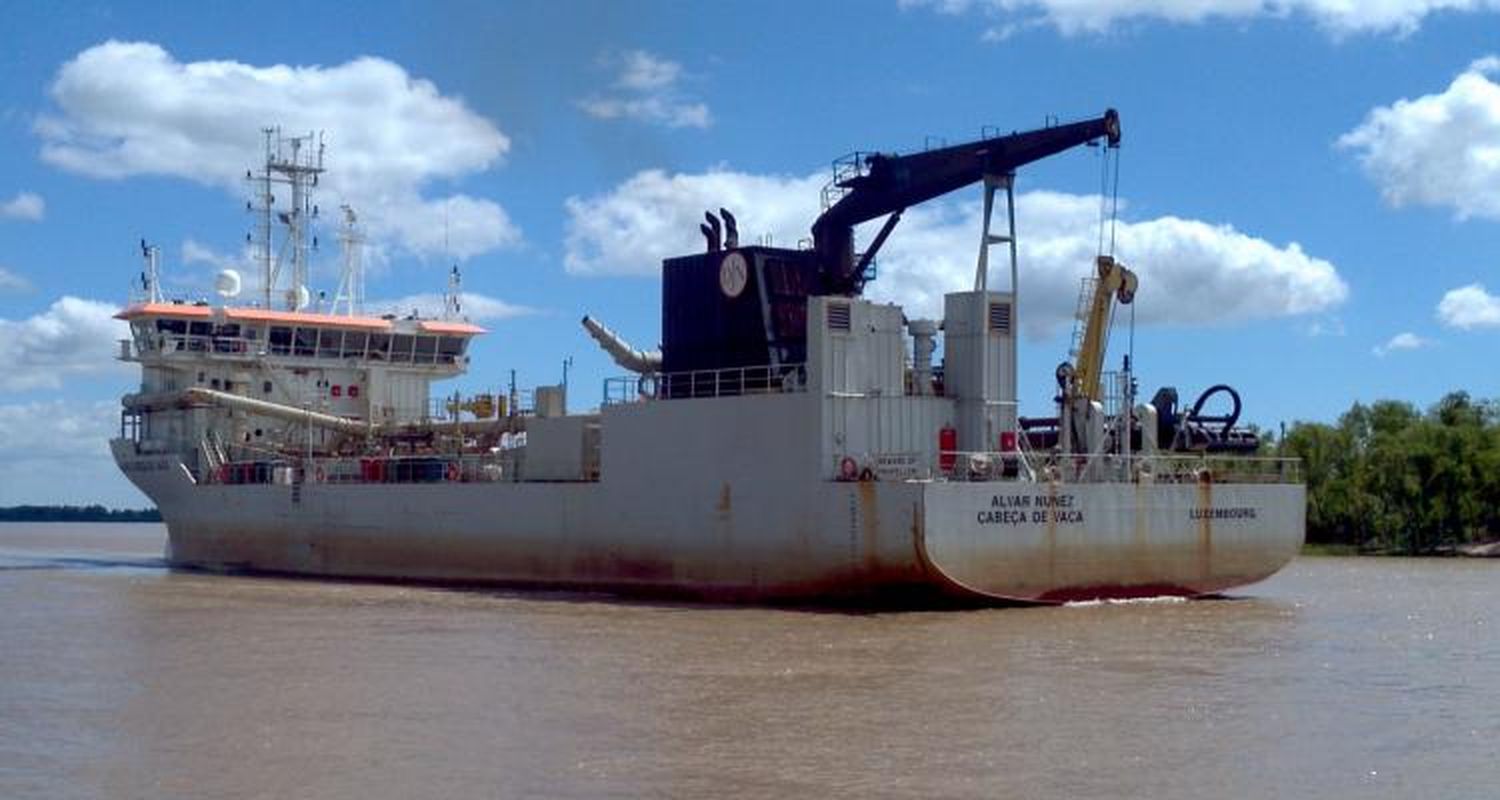 Puerto: Llegan la draga y un barco de frutas