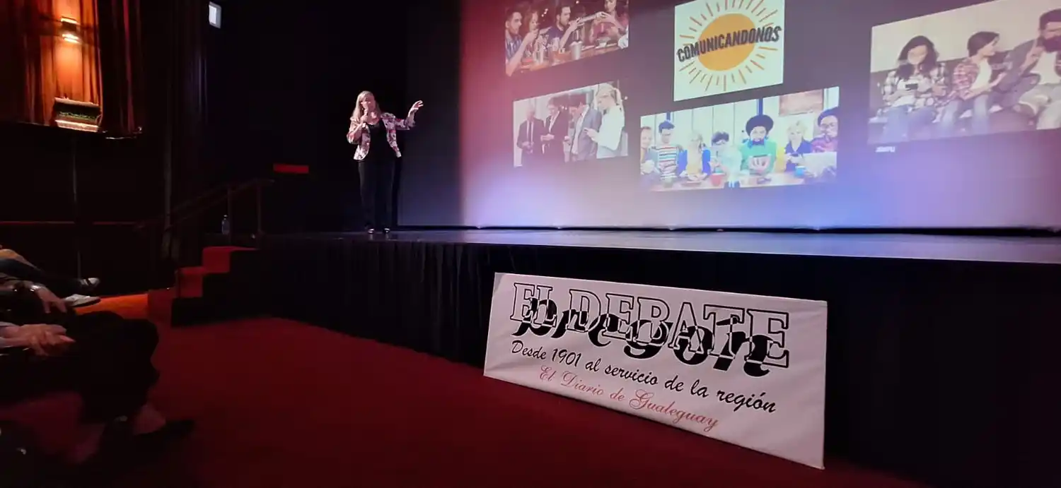 Numeroso público se dio cita en el Cine, para escuchar atentamente tips y propuestas para problemáticas diarias