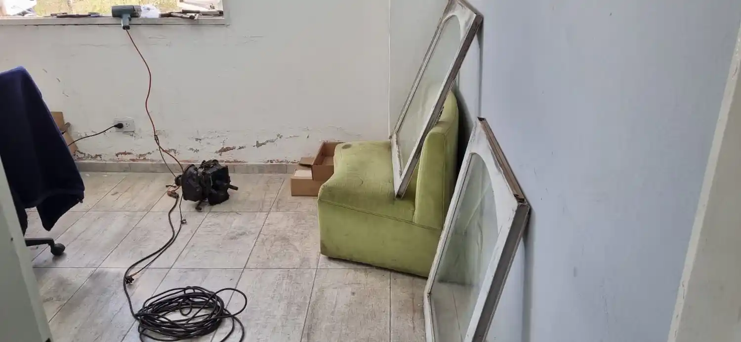 Los delincuentes robaron diversos elementos de trabajo.