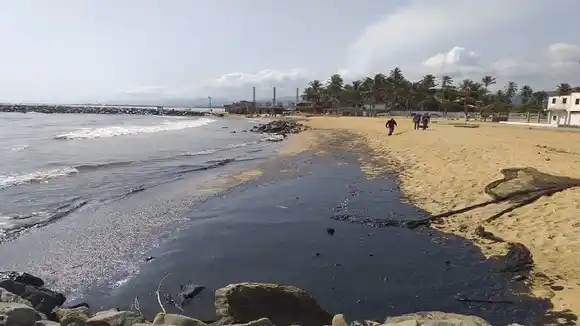 NUEVO DERRAME PETROLERO en El Palito afecta playas de Falcón