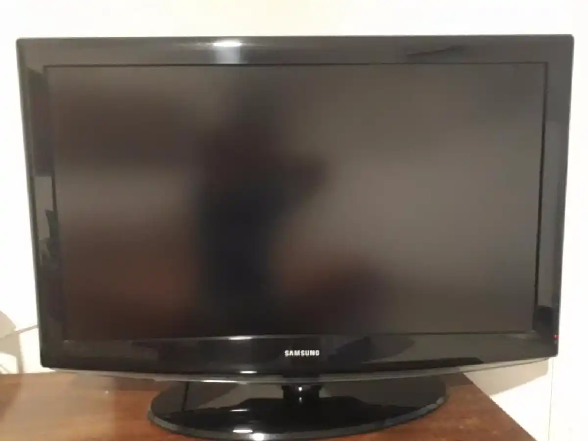 Como lavaban el piso, se sacó las zapatillas para ingresar a robar en barrio Sarmiento