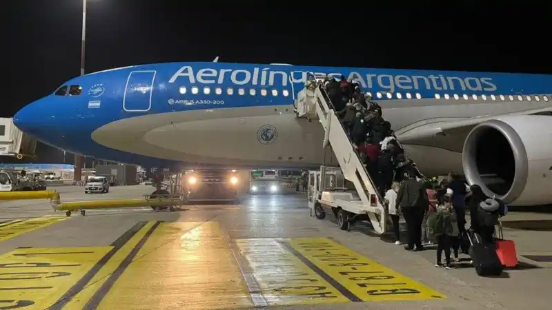 Ya partió de Roma rumbo a Ezeiza el primer grupo de argentinos evacuados de Israel