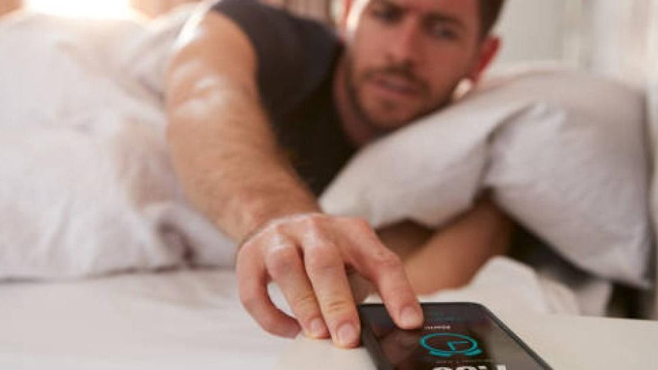 ¿Qué significa que siempre pospongas las alarmas, según la psicología?