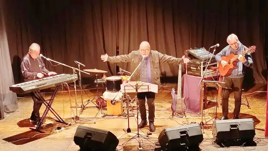 "Añares de Magma", nominado a la categoría Mejor Álbum de Rock Alternativo.