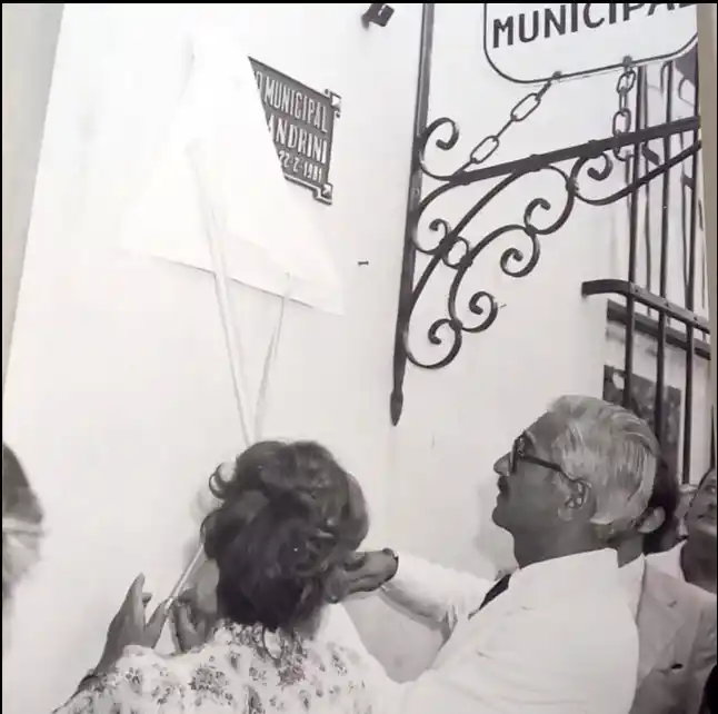 Placa. Con el nombre de “Luis Sandrini”, descubren Malvina Pastorino y Alberto Percario