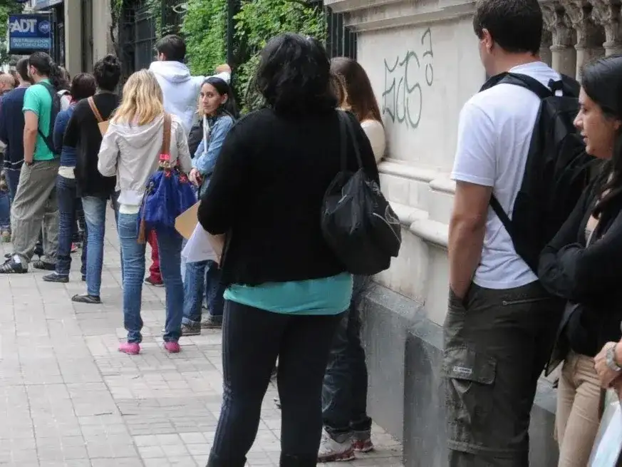 Los salarios evolucionan por detrás del costo de las canastas básicas.