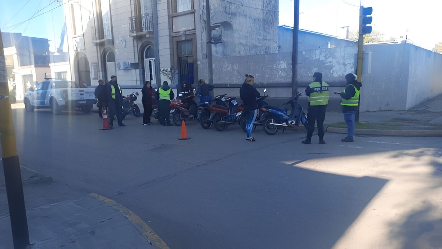 Inspectores y policías se apostaron en la esquina de Mitre y Bozzano.
