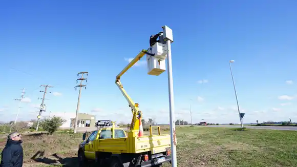 Avanzan obras de iluminación en rutas bonaerenses: cuáles son los siete municipios que fueron beneficiados por Provincia