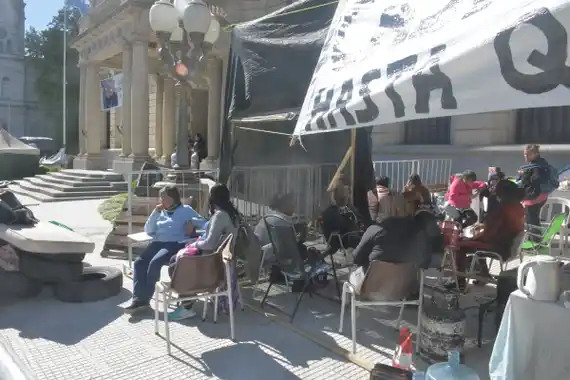 El Movimiento 1 de Octubre dejó el acampe, pero la familia Simón permanecerá