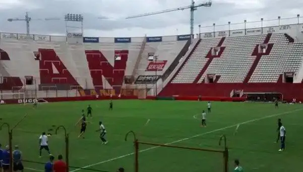 Para Huracán hubo luces y sombras en el amistoso contra Emelec