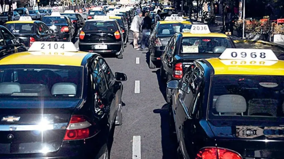 Taxistas piden aumentar un 48% la tarifa mientras buscan reconstruir el servicio nocturno 
