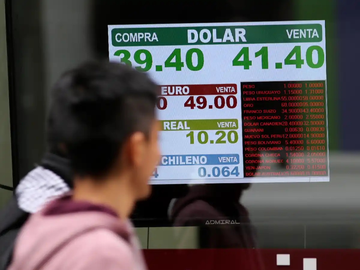 El dólar cerró por encima de los $42 en el Nación y acumuló un alza de 10,2% en el mes