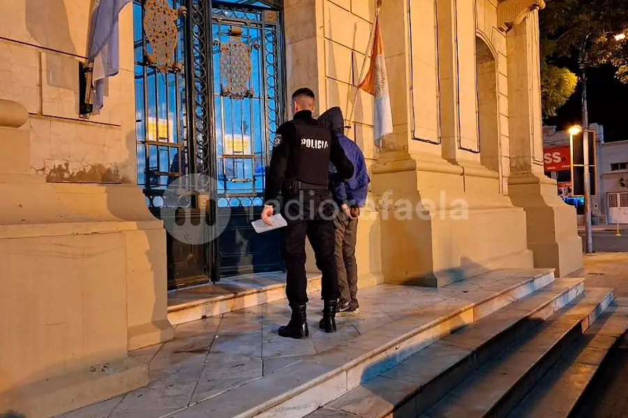 Saltó por la ventana, se metió a la casa de su ex y le robó el celular