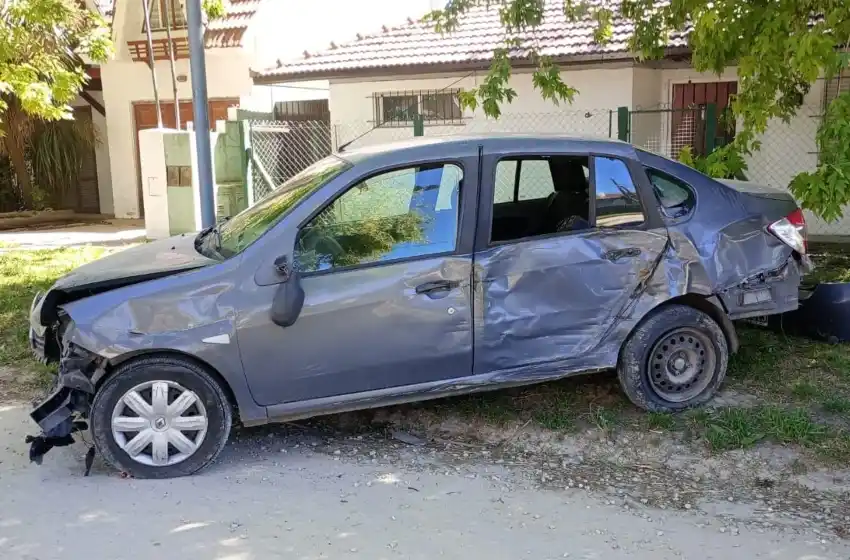 Una mujer perdió el control de su auto y chocó contra un árbol