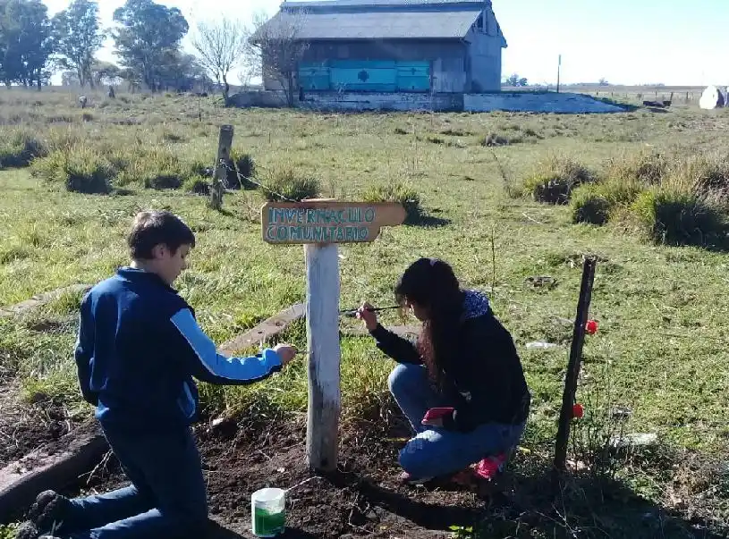 La Escuela Secundaria de De la Canal construye un invernáculo comunitario