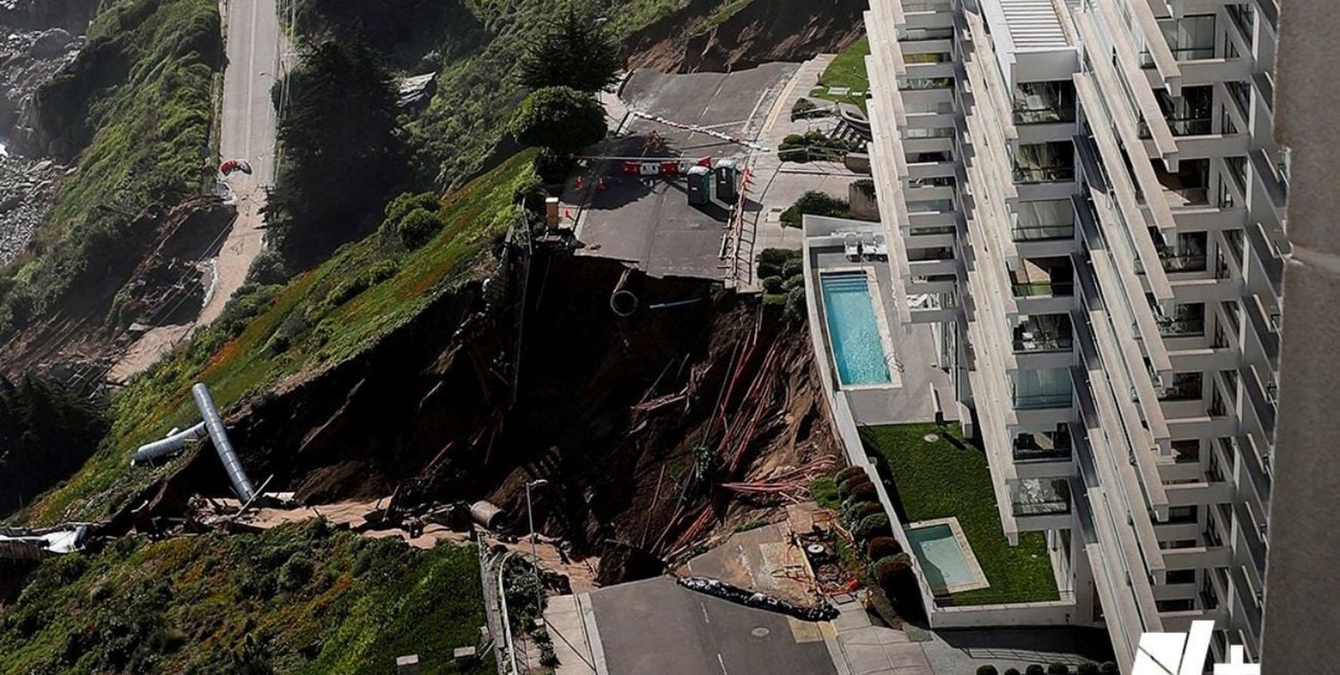 El socavón provocado por las lluvias al costado de los edificios Kandinsky y Miramar.