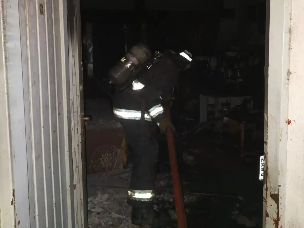 Una casa de zona oeste se incendió luego de que una moto explotara