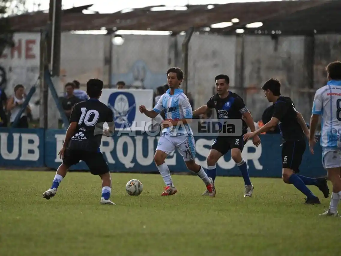 Santiago Benítez rodeado por tres hombres de Parque Sur (crédito: MR Fotografía).