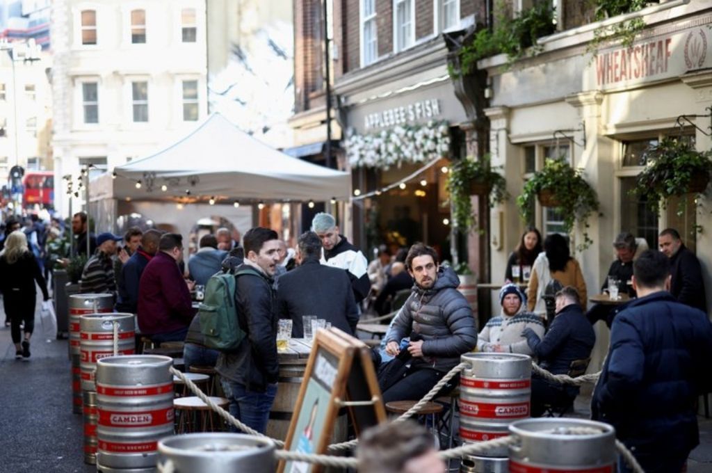 Inglaterra elimina el aislamiento para casos positivos de COVID-19