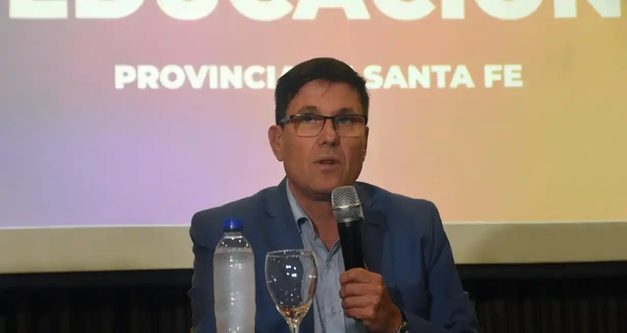 En un hotel céntrico, José Goity, confirmó la fecha del primer día de clases. Crédito: Pablo Aguirre