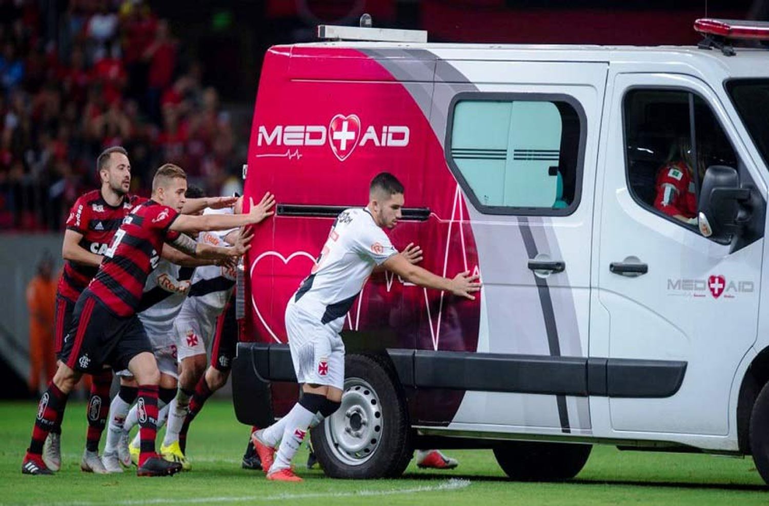 Insólito: en pleno partido, jugadores empujaron una ambulancia averiada