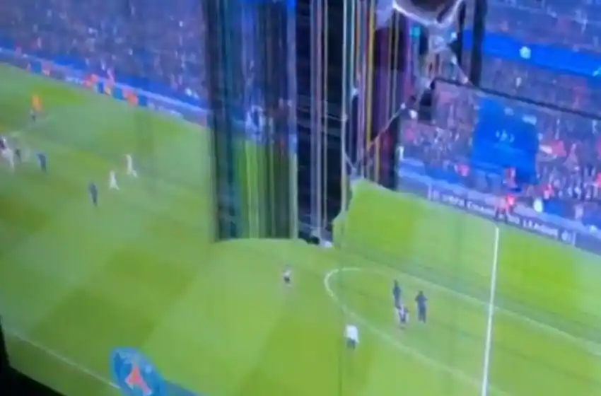 Un hincha del United, enajenado con Di María: rompió el televisor mientras lo insultaba