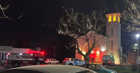 ¿Brote psicótico?: Se desnudó, quiso incendiar una iglesia y golpeó a un policía con una cruz