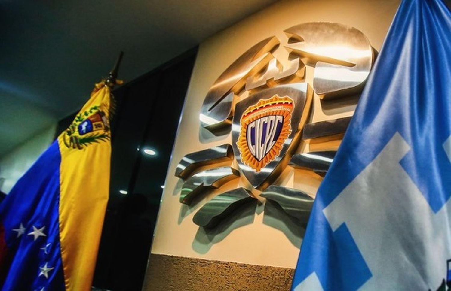 POR CELOS apuñaló a su expareja en la puerta de su casa: LO CAPTURARON JUNTO AL CÓMPLICE que lo ayudó a huir  