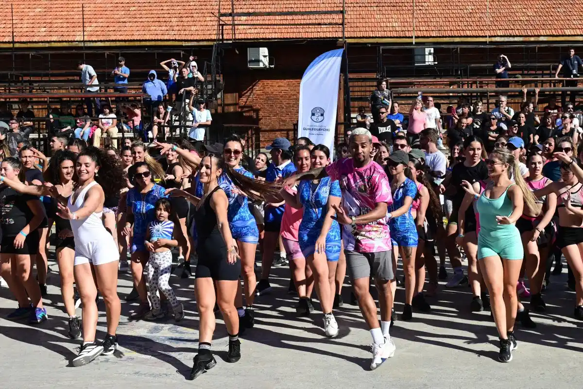 Cerca de 600 personas participaron del workshop gratuito “Samba no Pé” en el Corsódromo