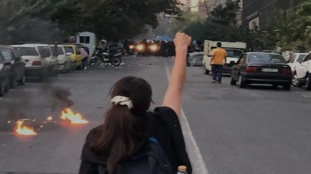¡IRANÍES CONTRA EL RÉGIMEN! Hay 36 muertos y las protestas no cesan