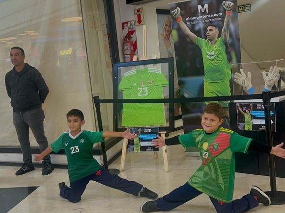 Los guantes y la camiseta del Dibu Martínez pasaron por el Shopping Los Gallegos