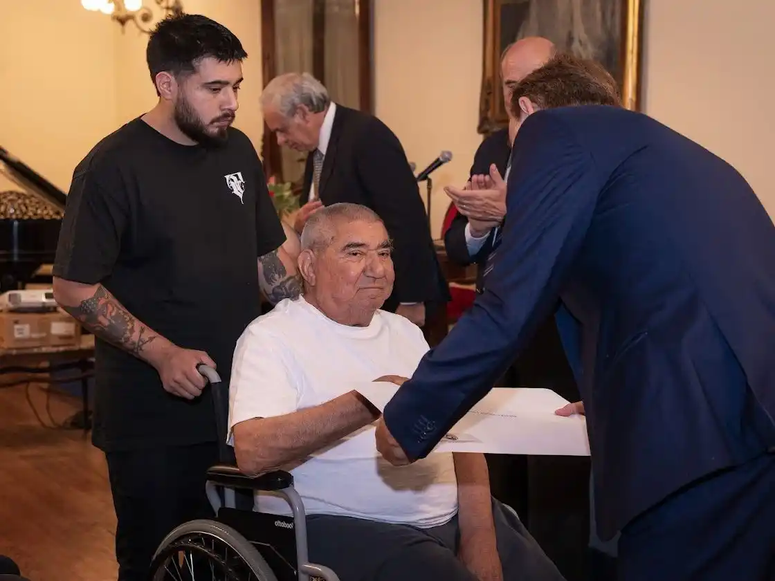 Emotivo reconocimiento a los veteranos de Malvinas. (Foto: M. Beresiartu).