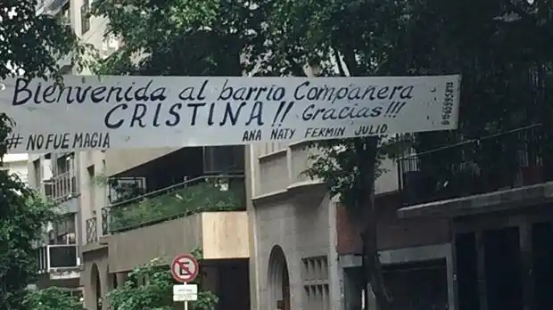 A Cristina le pusieron un cartel de bienvenida en Recoleta