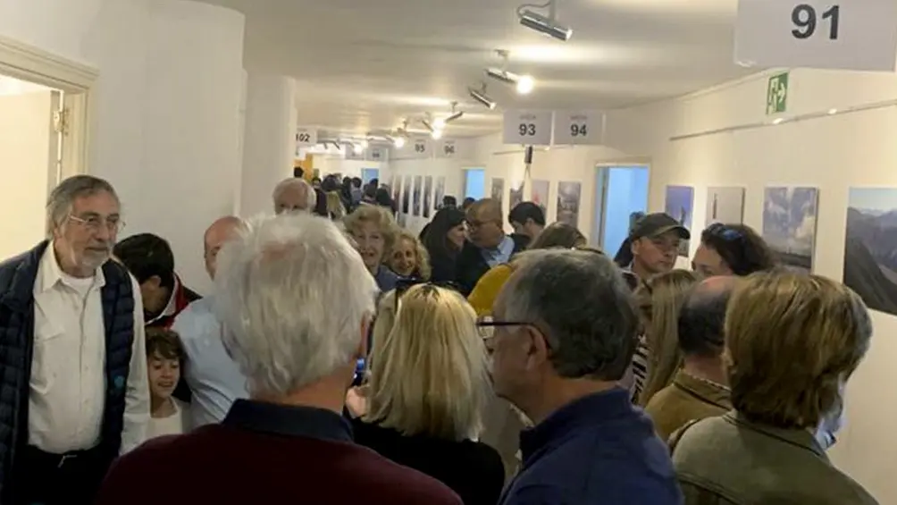Largas colas de argentinos esperando para votar en Madrid