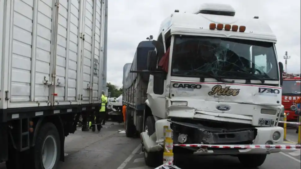 Una pareja discutió junto a la ruta: a ella la atropelló un auto y él se arrojó bajo un camión 