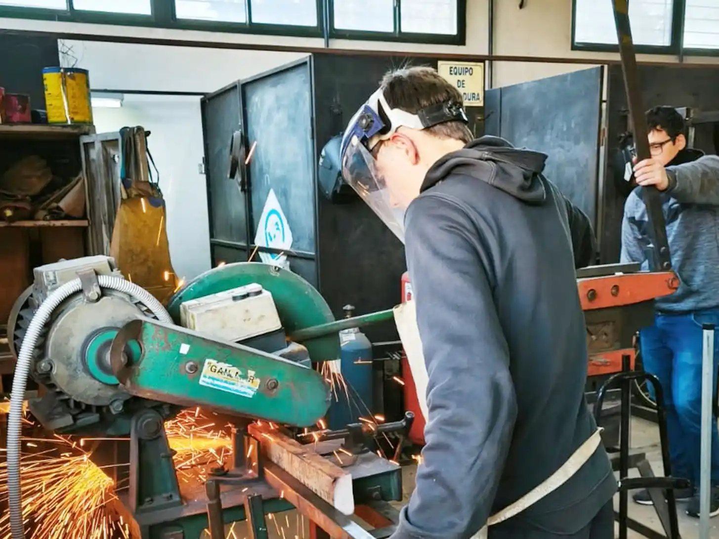Estudiantes de la escuela técnica Magnasco fabricaron los primeros bancos para plazas públicas
