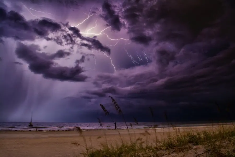 Impresionante video | Estaba filmando un video la tormenta y captó el momento exacto en que cayó un rayo en su casa